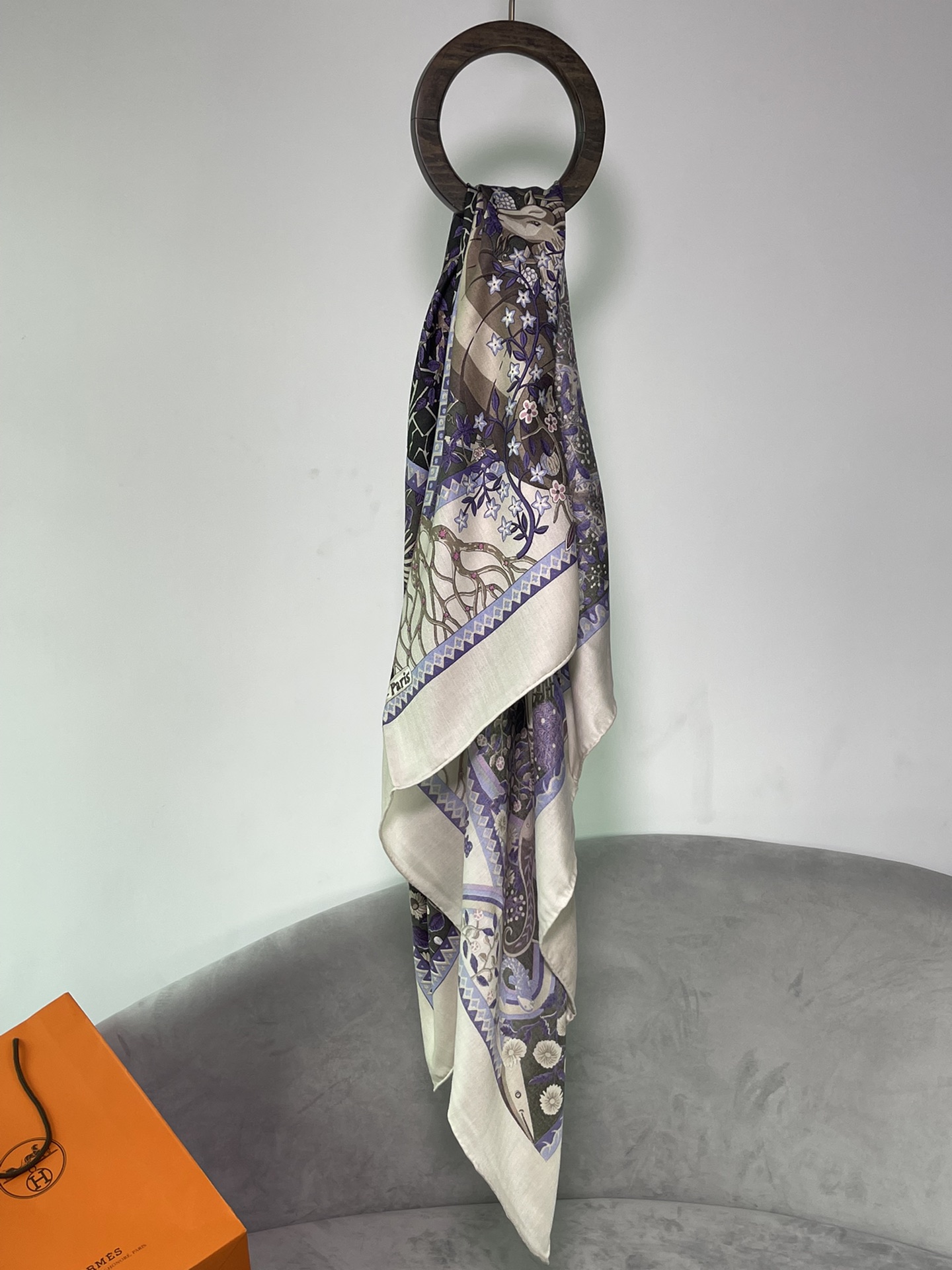 Hermes 早春新款 ️ 薰衣草紫 Size：140x140cm 丝绒材质