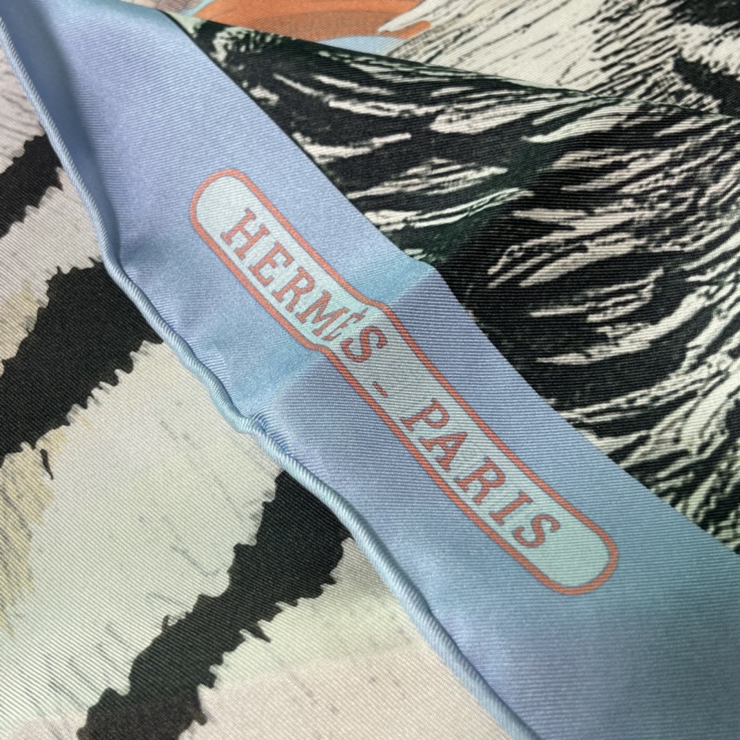 Hermes 新品《王者之虎》双面真丝方巾 手工卷边斜纹真丝双面方巾（100%桑蚕丝）90 x 90厘米