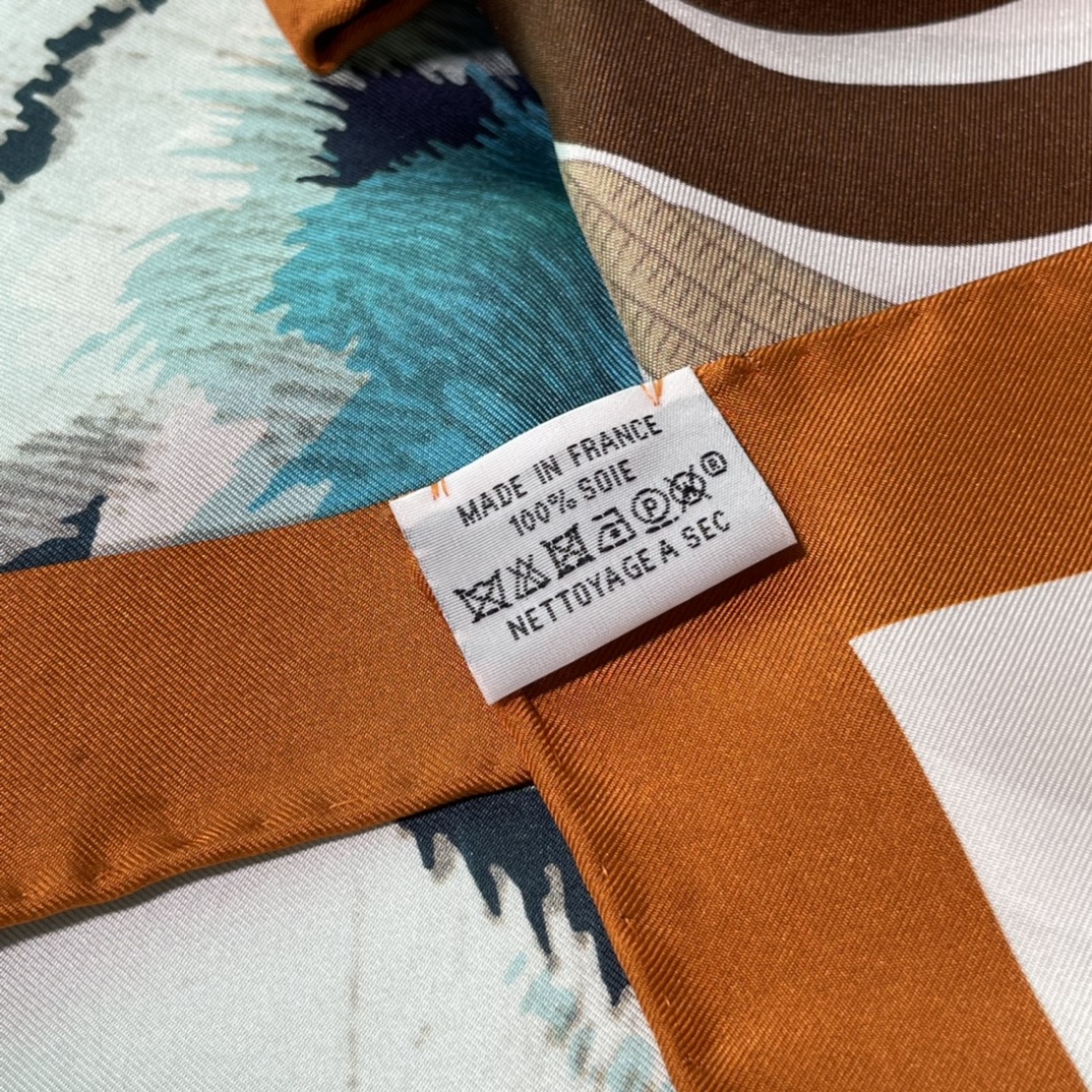 Hermes 新品《王者之虎》双面真丝方巾 手工卷边斜纹真丝双面方巾（100%桑蚕丝）90 x 90厘米