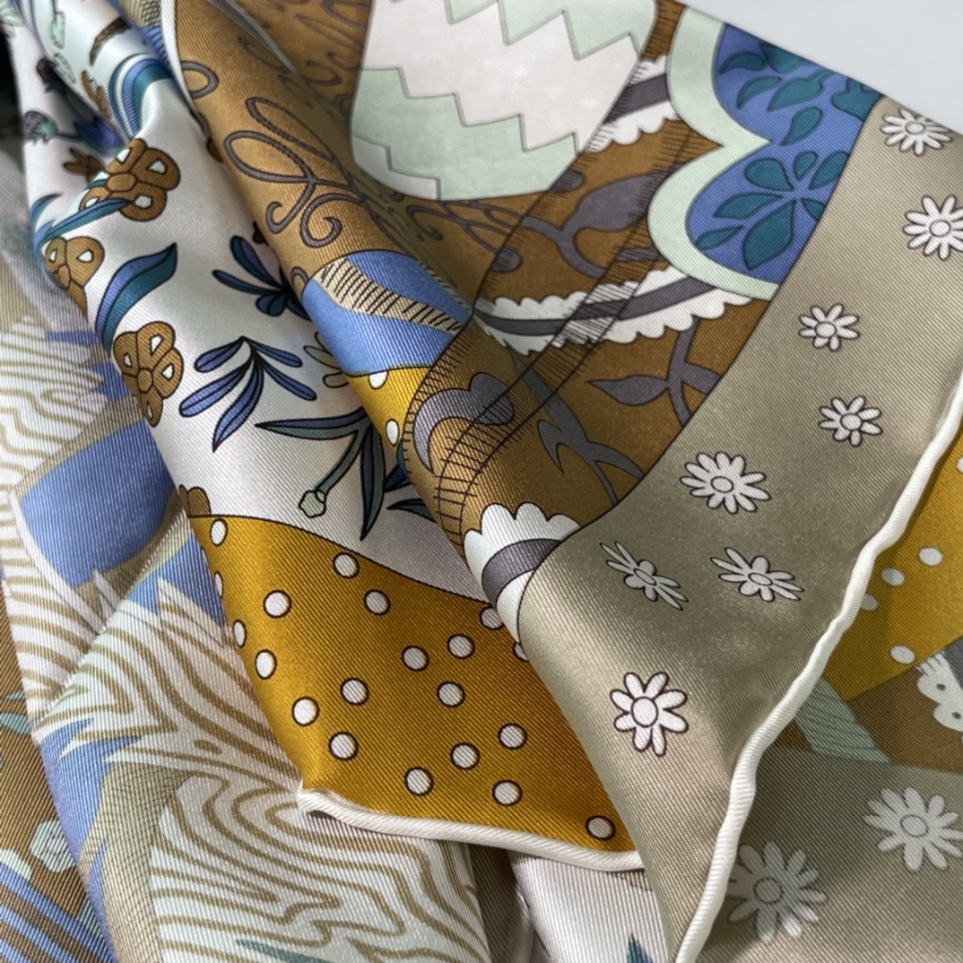 Hermes新品 《时代新声》 手工卷边斜纹真丝方巾（100%桑蚕丝） 90 x 90厘米