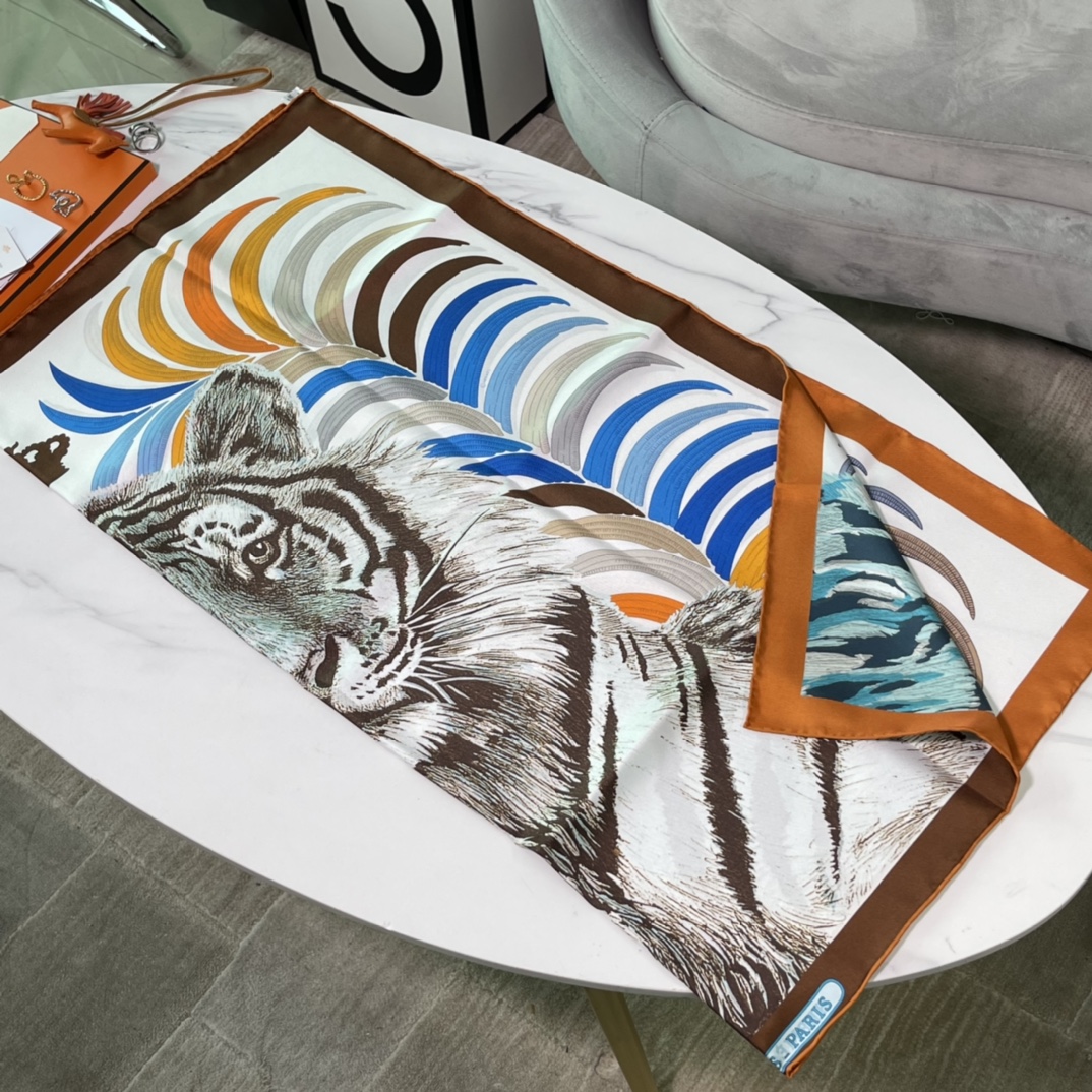 Hermes 新品《王者之虎》双面真丝方巾 手工卷边斜纹真丝双面方巾（100%桑蚕丝）90 x 90厘米