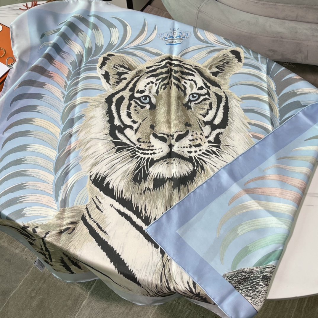 Hermes 新品《王者之虎》双面真丝方巾 手工卷边斜纹真丝双面方巾（100%桑蚕丝）90 x 90厘米