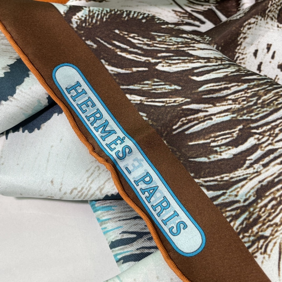 Hermes 新品《王者之虎》双面真丝方巾 手工卷边斜纹真丝双面方巾（100%桑蚕丝）90 x 90厘米