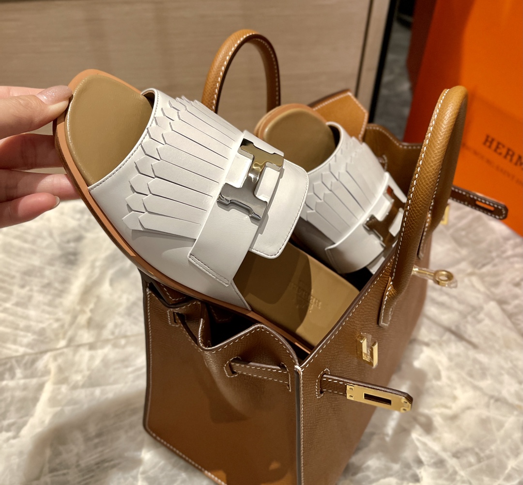 H家最新鱼嘴拖鞋 订制进口小牛皮制作 订制进口316精钢五金，全手工缝制 颜色：白色 码数：34-41