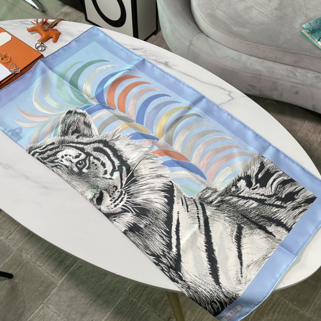 Hermes 新品《王者之虎》双面真丝方巾 手工卷边斜纹真丝双面方巾（100%桑蚕丝）90 x 90厘米