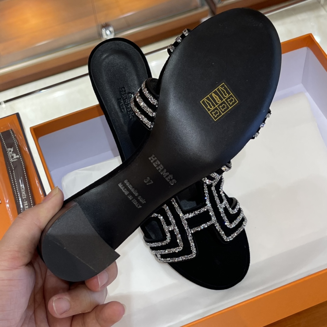 2022春夏新品H拖上新了 上脚布满了bling bling 的小钻钻，无敌巨闪，无敌巨闪 Size:35-41 正码
