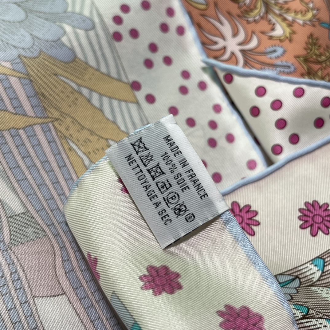 Hermes新品 《时代新声》 手工卷边斜纹真丝方巾（100%桑蚕丝） 90 x 90厘米