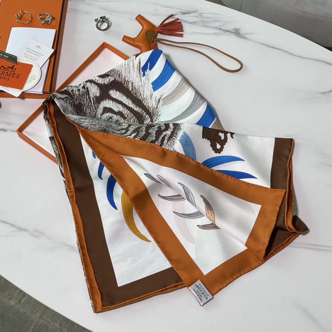Hermes 新品《王者之虎》双面真丝方巾 手工卷边斜纹真丝双面方巾（100%桑蚕丝）90 x 90厘米