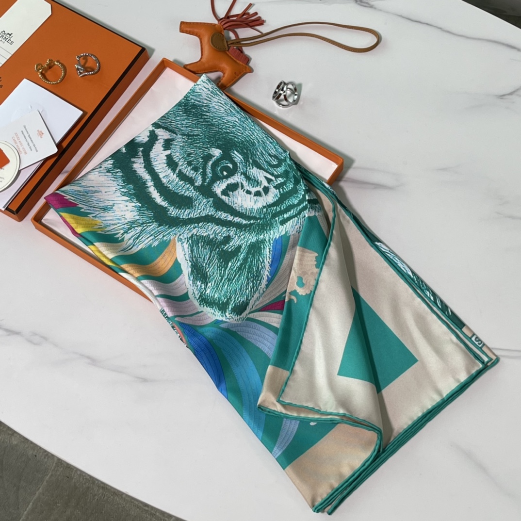 Hermes 新品《王者之虎》双面真丝方巾 手工卷边斜纹真丝双面方巾（100%桑蚕丝）90 x 90厘米