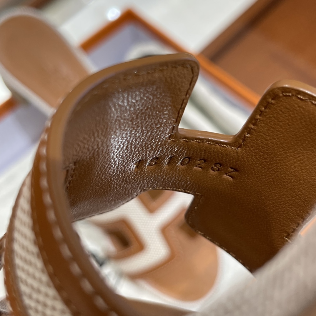 H 2022年新款拖鞋 纯手工制作 意大利树羔皮底  码数偏小一码 size：35-41  跟高5cm 10天出货 棕拼布