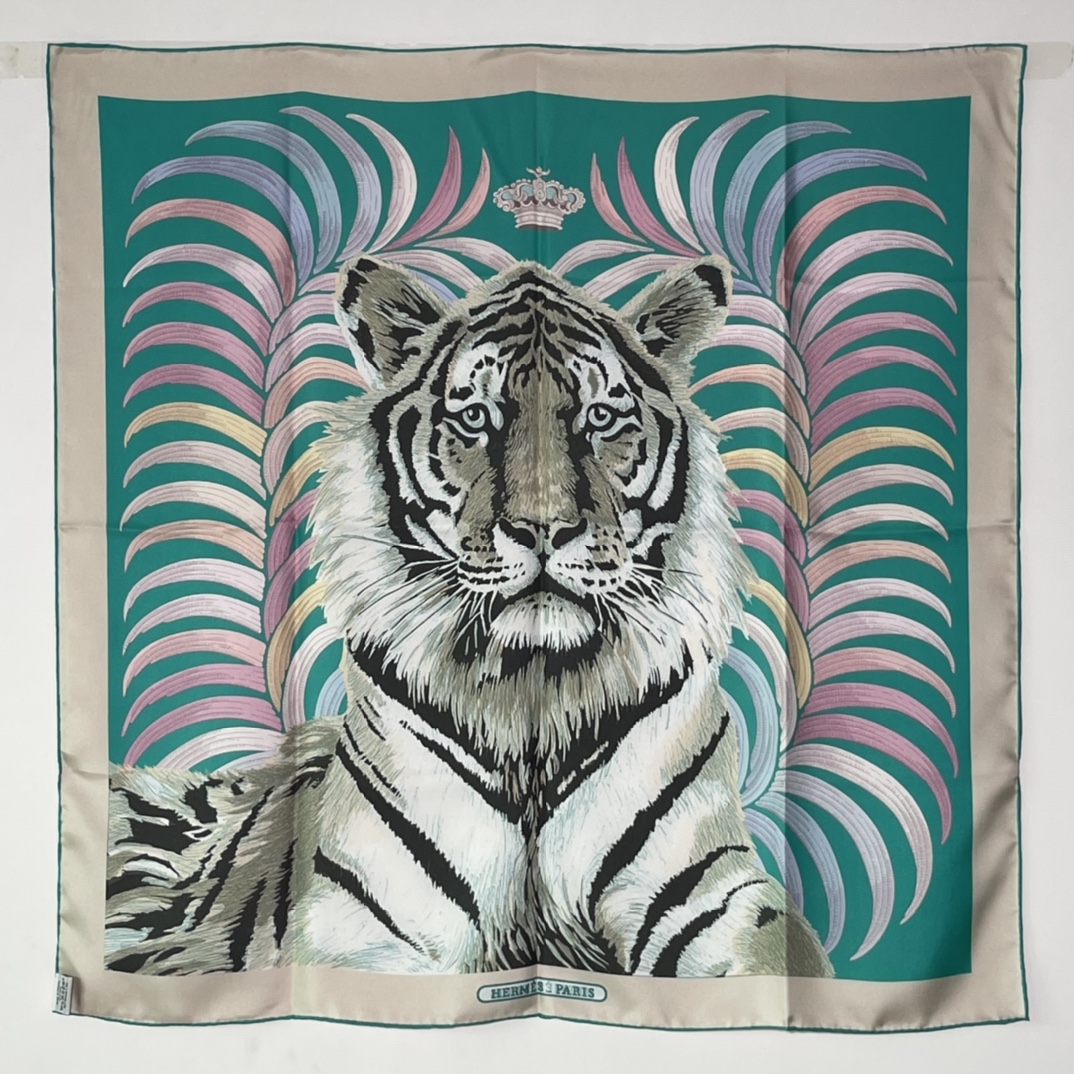 Hermes 新品《王者之虎》双面真丝方巾 手工卷边斜纹真丝双面方巾（100%桑蚕丝）90 x 90厘米