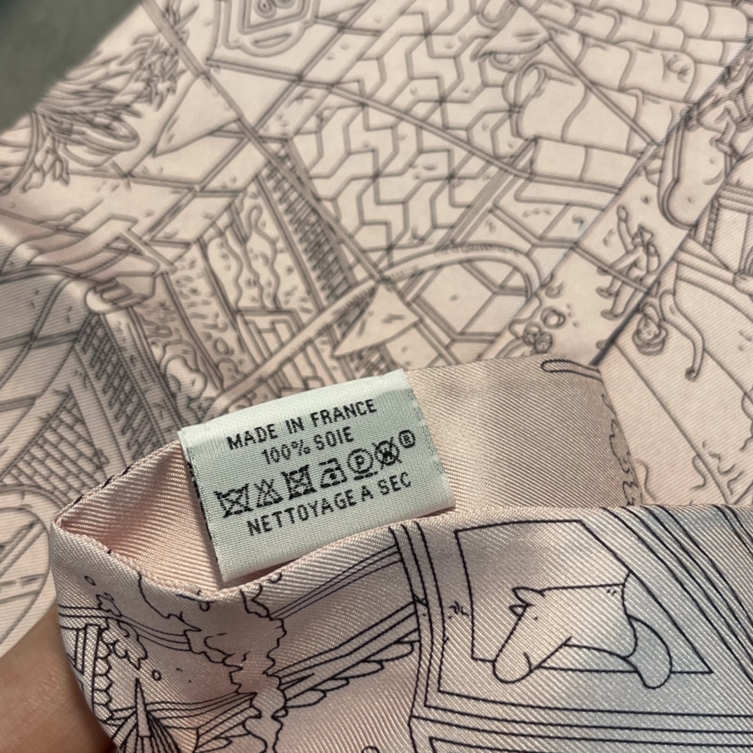 Hermes 《福宝大道 Maxi Twilly 》长巾 粉色 Size：10*160cm 100%桑蚕丝