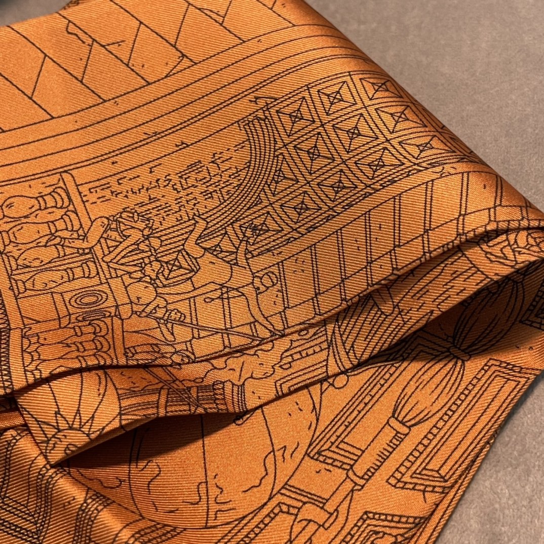 Hermes 《福宝大道 Maxi Twilly 》长巾 焦糖色 Size：10*160cm 100%桑蚕丝
