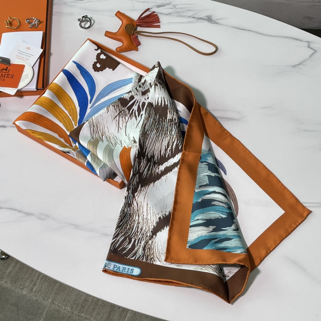 Hermes 新品《王者之虎》双面真丝方巾 手工卷边斜纹真丝双面方巾（100%桑蚕丝）90 x 90厘米