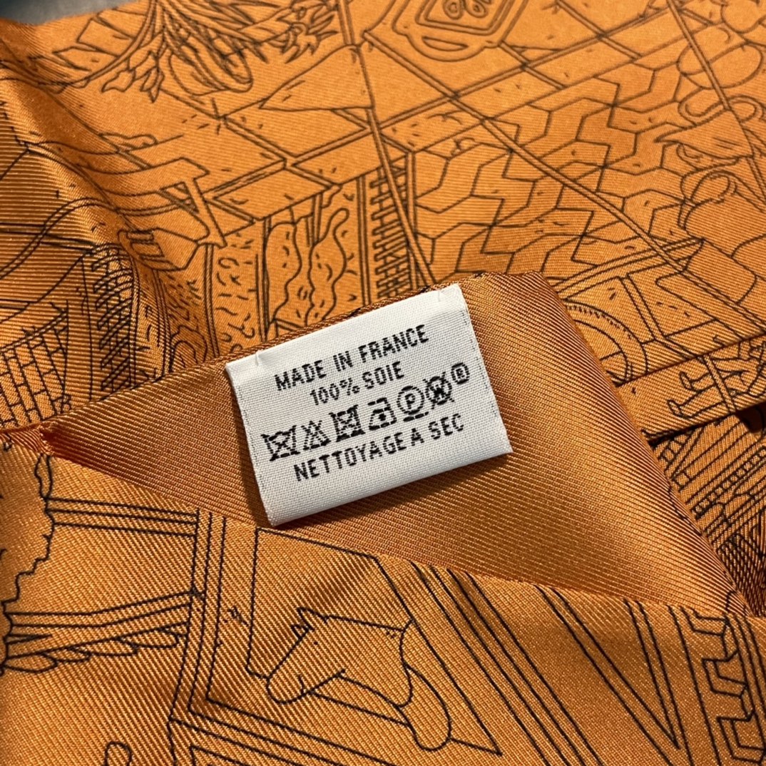 Hermes 《福宝大道 Maxi Twilly 》长巾 焦糖色 Size：10*160cm 100%桑蚕丝