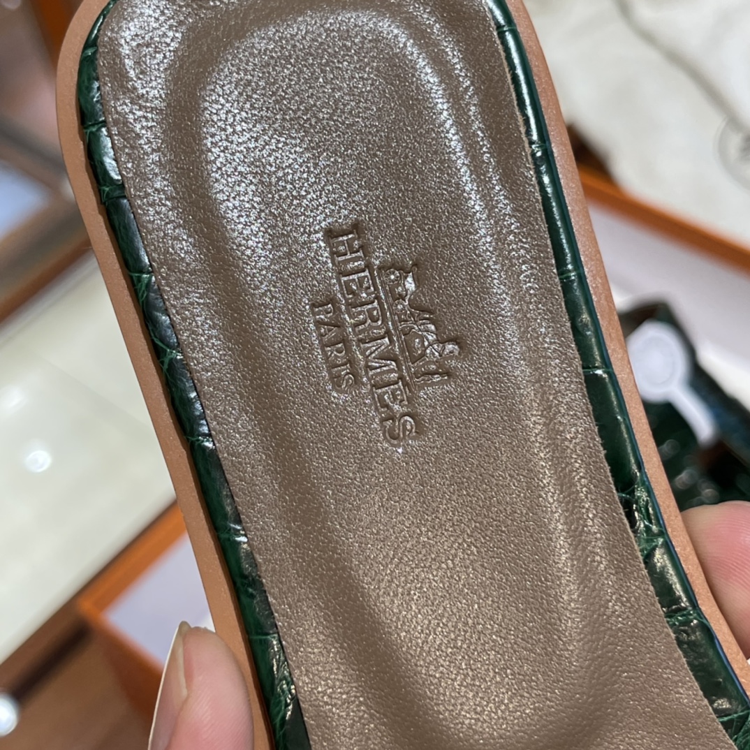 HERMES 鳄鱼皮 拖鞋 祖母绿 高端定制 老师傅工匠 纯手工定制 Size:35-41 (偏小一码)-铂金女王 HERMES 鳄鱼皮 拖鞋 祖母绿 高端定制 老师傅工匠 纯手工定制 Size:35-41 (偏小一码)