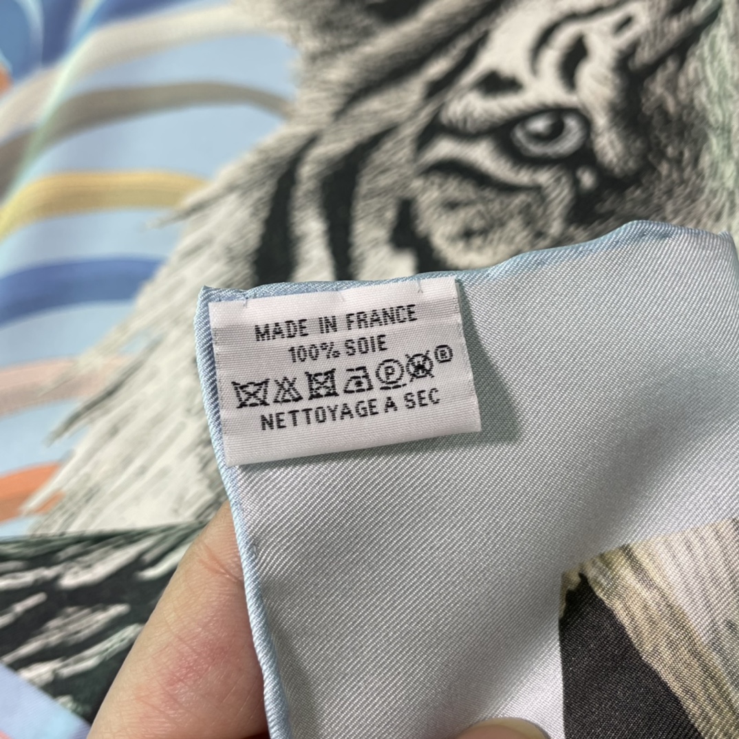 Hermes 新品《王者之虎》双面真丝方巾 手工卷边斜纹真丝双面方巾（100%桑蚕丝）90 x 90厘米