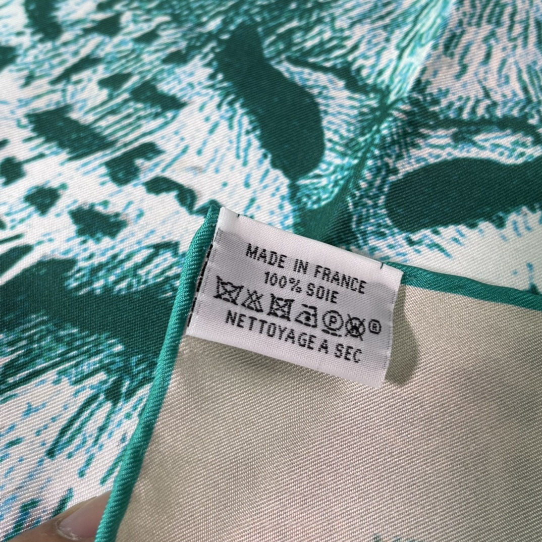 Hermes 新品《王者之虎》双面真丝方巾 手工卷边斜纹真丝双面方巾（100%桑蚕丝）90 x 90厘米