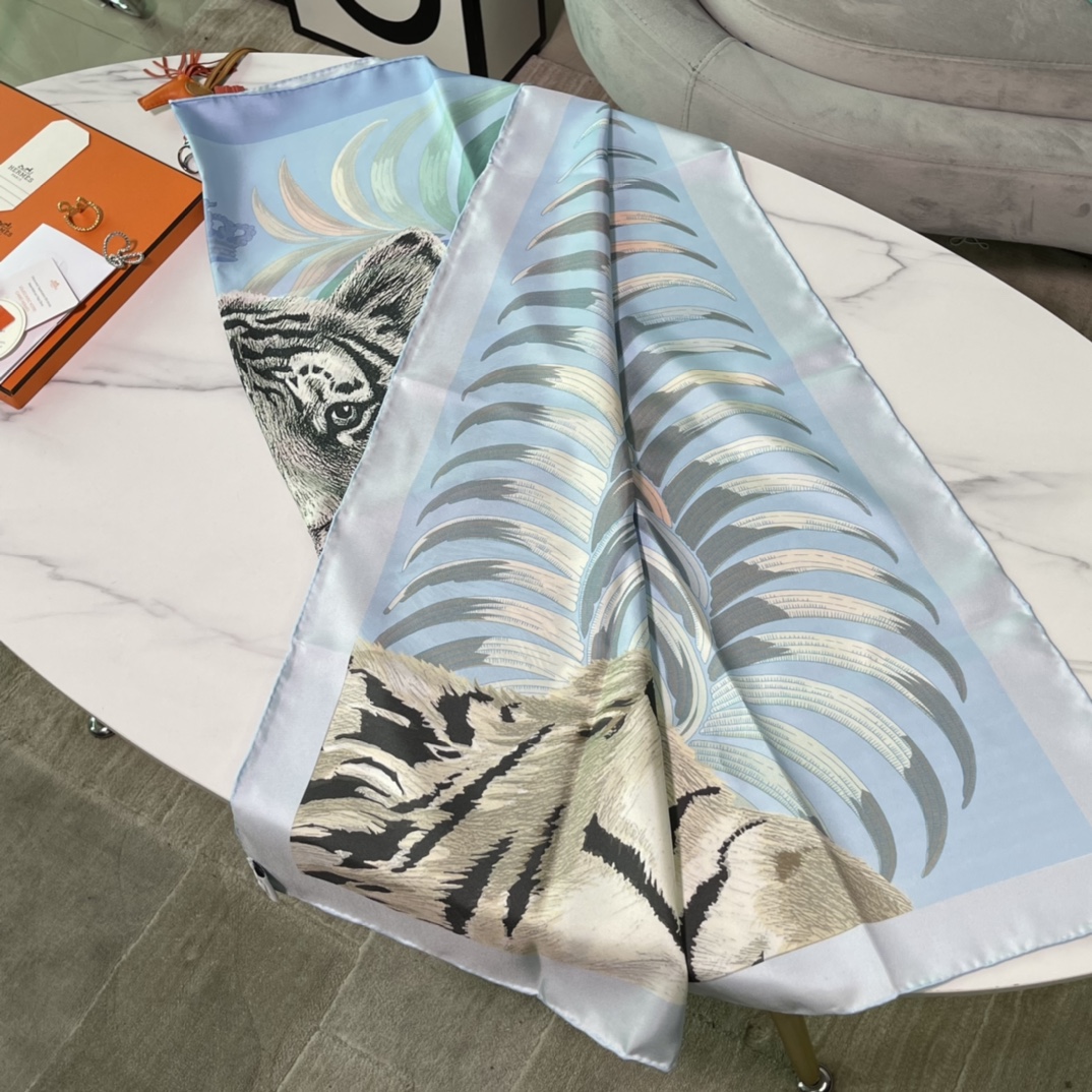 Hermes 新品《王者之虎》双面真丝方巾 手工卷边斜纹真丝双面方巾（100%桑蚕丝）90 x 90厘米
