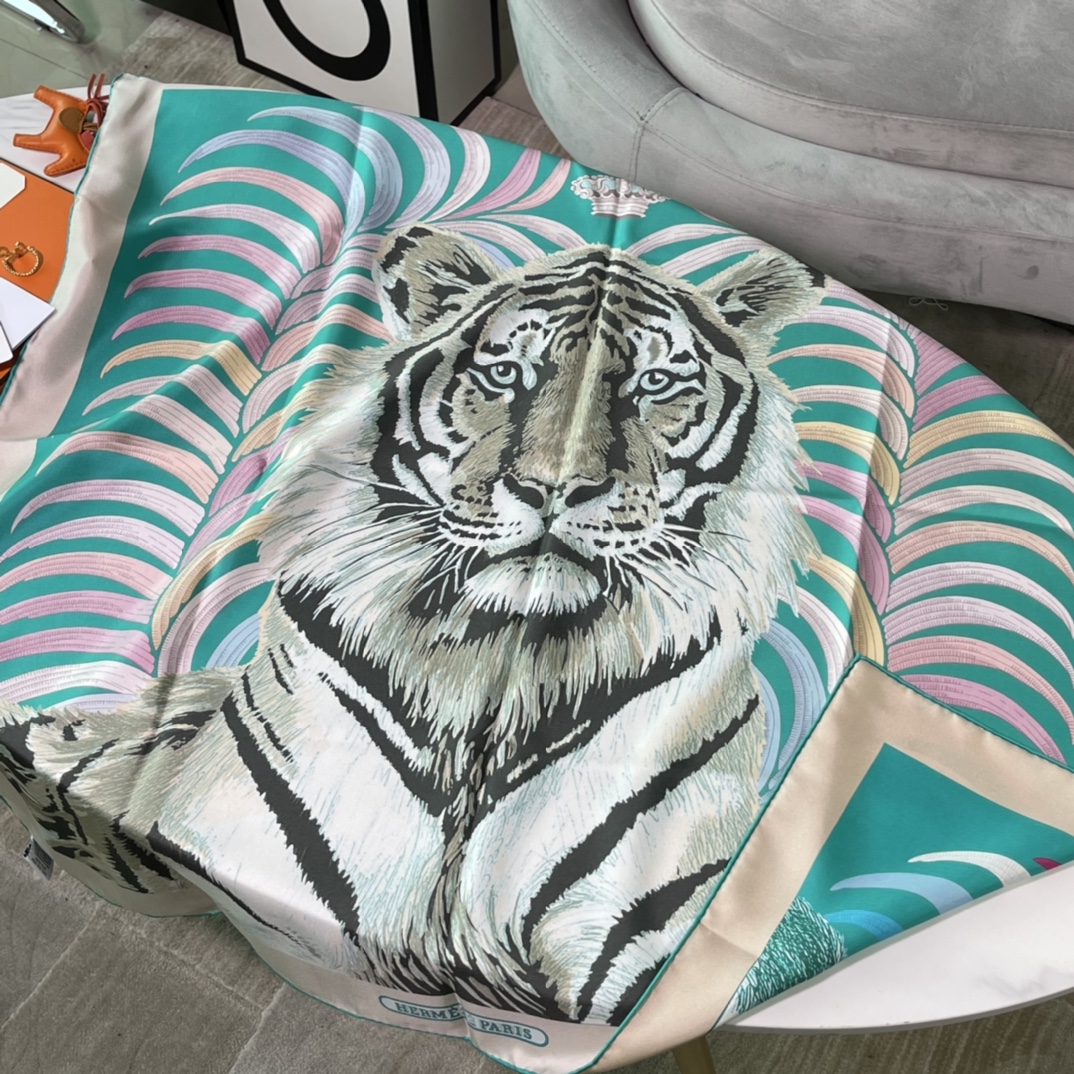 Hermes 新品《王者之虎》双面真丝方巾 手工卷边斜纹真丝双面方巾（100%桑蚕丝）90 x 90厘米