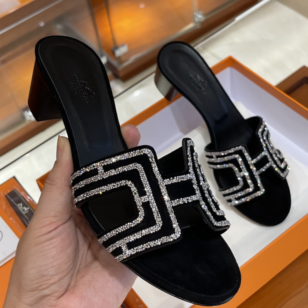 2022春夏新品H拖上新了 上脚布满了bling bling 的小钻钻，无敌巨闪，无敌巨闪 Size:35-41 正码