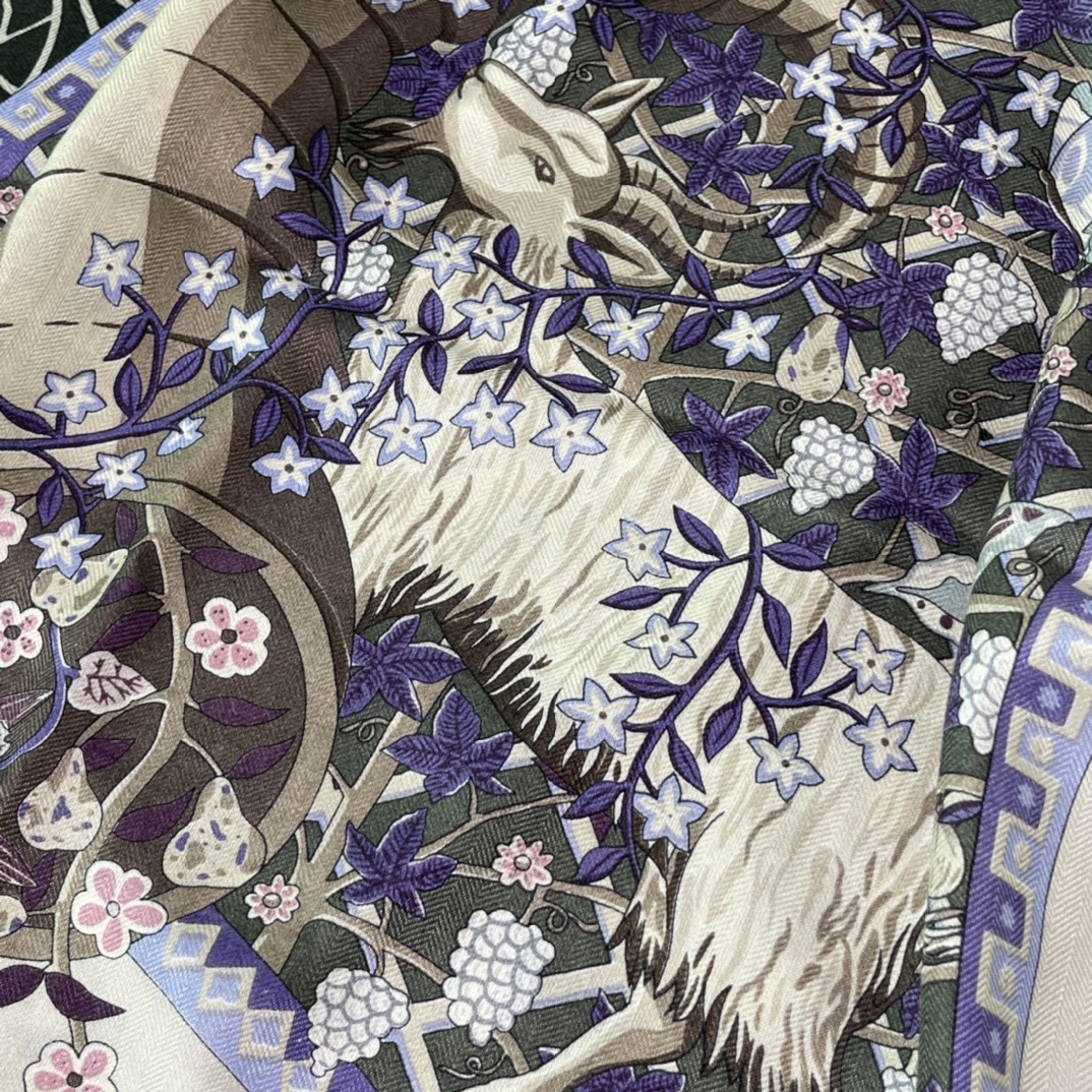 Hermes 早春新款 ️ 薰衣草紫 Size：140x140cm 丝绒材质