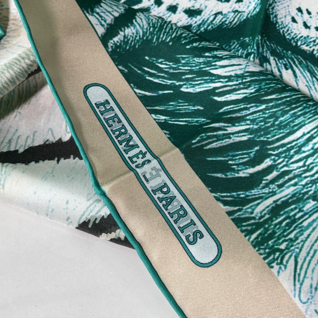 Hermes 新品《王者之虎》双面真丝方巾 手工卷边斜纹真丝双面方巾（100%桑蚕丝）90 x 90厘米