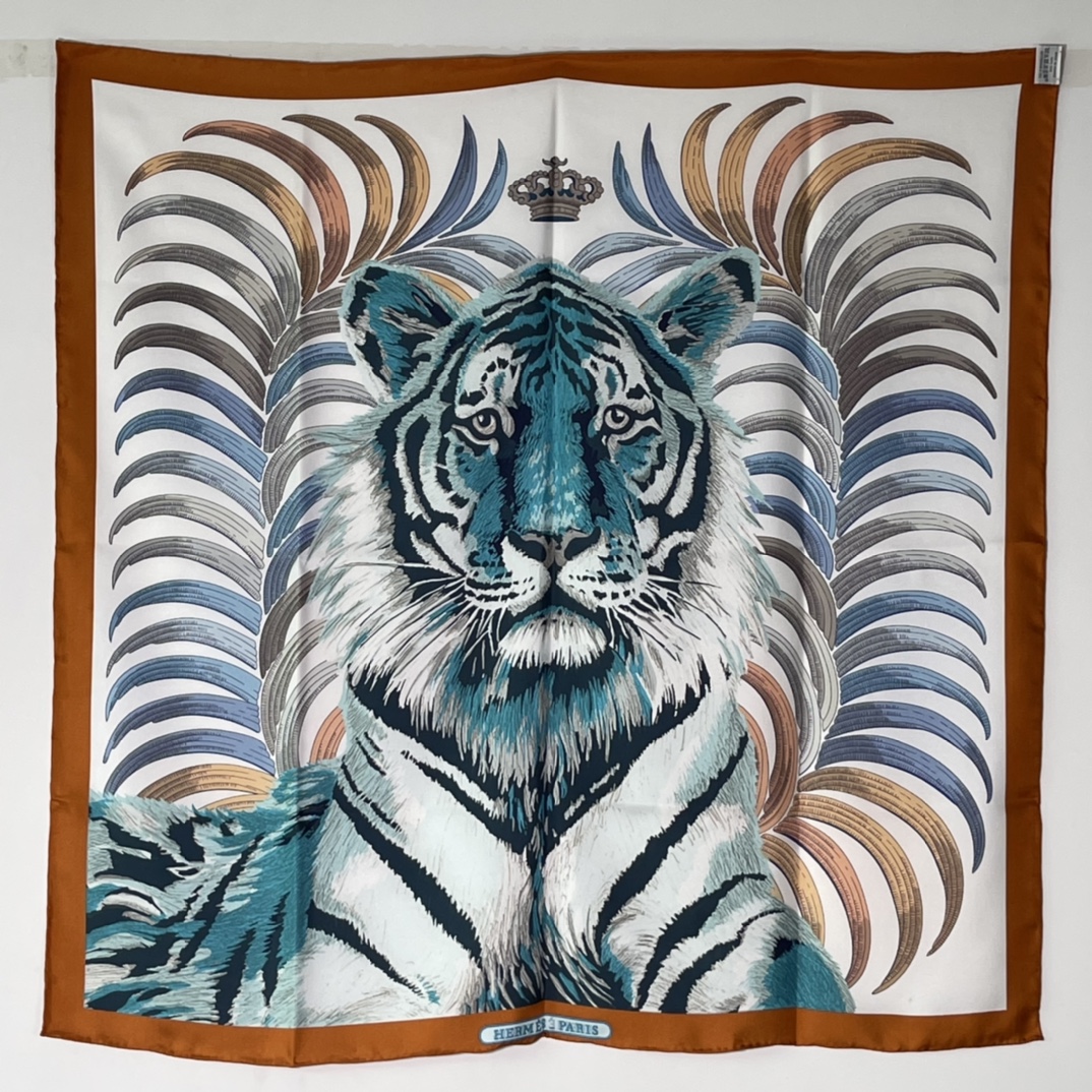 Hermes 新品《王者之虎》双面真丝方巾 手工卷边斜纹真丝双面方巾（100%桑蚕丝）90 x 90厘米