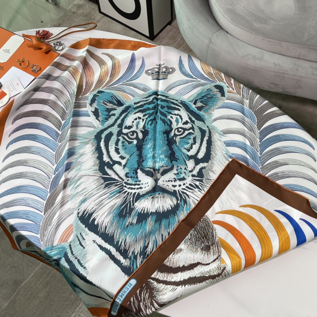 Hermes 新品《王者之虎》双面真丝方巾 手工卷边斜纹真丝双面方巾（100%桑蚕丝）90 x 90厘米