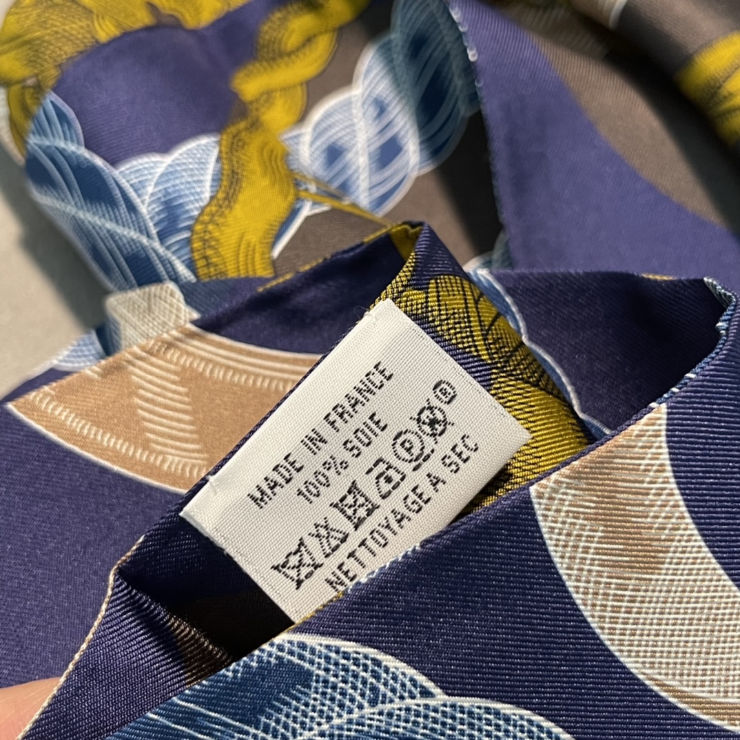 Hermes 21夏季新款Maxi Twilly 《神奇的动物》  藏蓝色～ 100%真丝 10*180cm