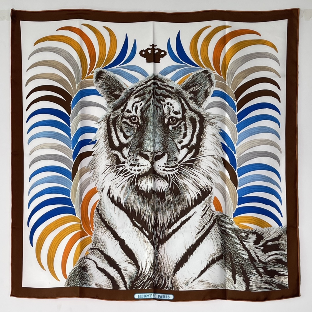 Hermes 新品《王者之虎》双面真丝方巾 手工卷边斜纹真丝双面方巾（100%桑蚕丝）90 x 90厘米