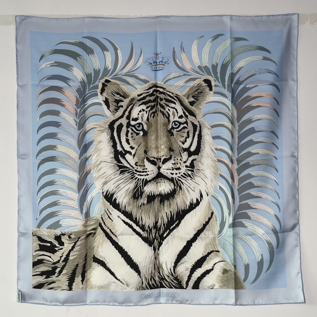 Hermes 新品《王者之虎》双面真丝方巾 手工卷边斜纹真丝双面方巾（100%桑蚕丝）90 x 90厘米
