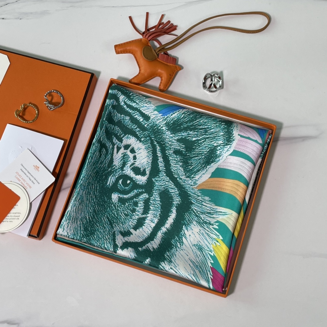 Hermes 新品《王者之虎》双面真丝方巾 手工卷边斜纹真丝双面方巾（100%桑蚕丝）90 x 90厘米
