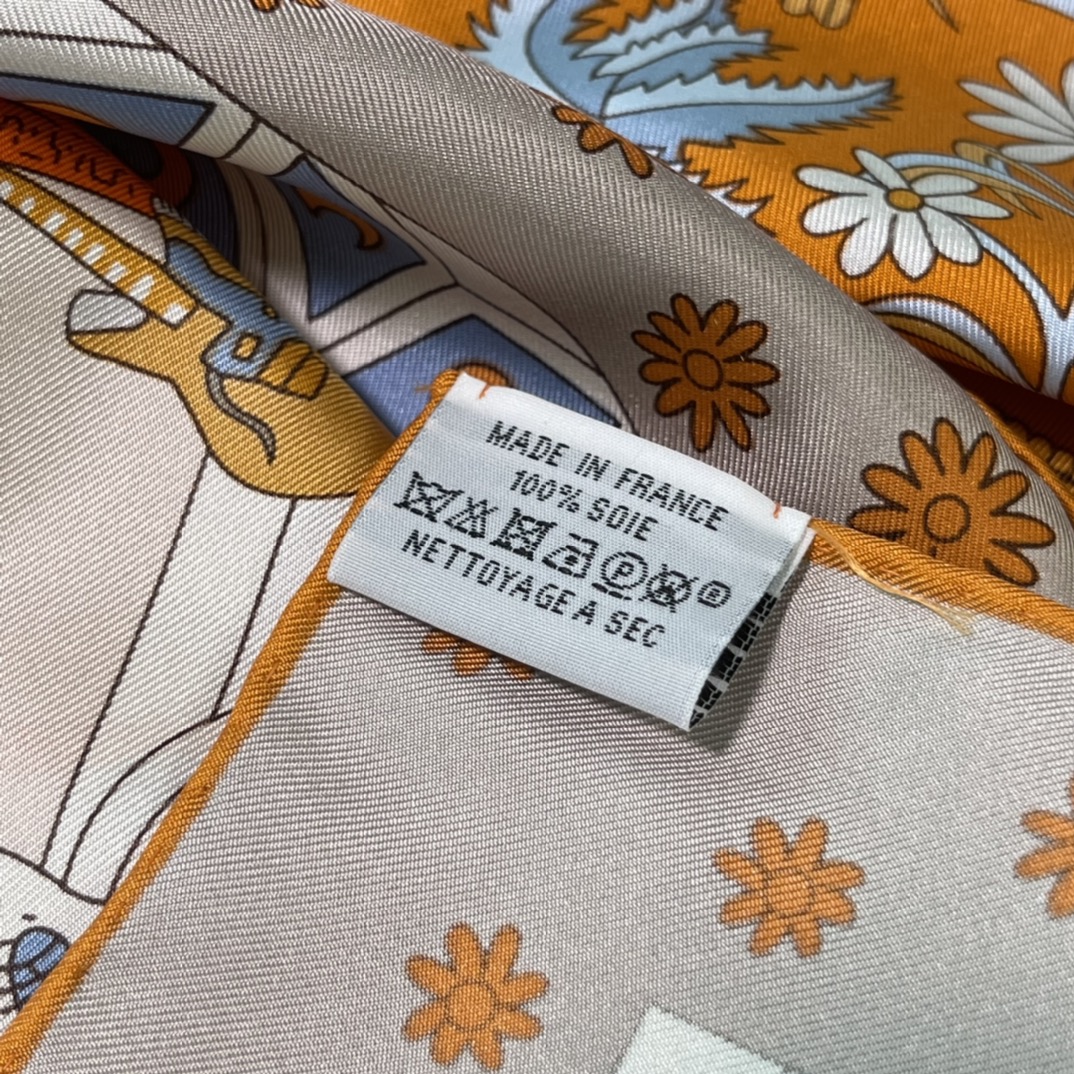 Hermes新品 《时代新声》 手工卷边斜纹真丝方巾(100%桑蚕丝) 90 x 90厘米-铂金女王 Hermes新品 《时代新声》 手工卷边斜纹真丝方巾(100%桑蚕丝) 90 x 90厘米