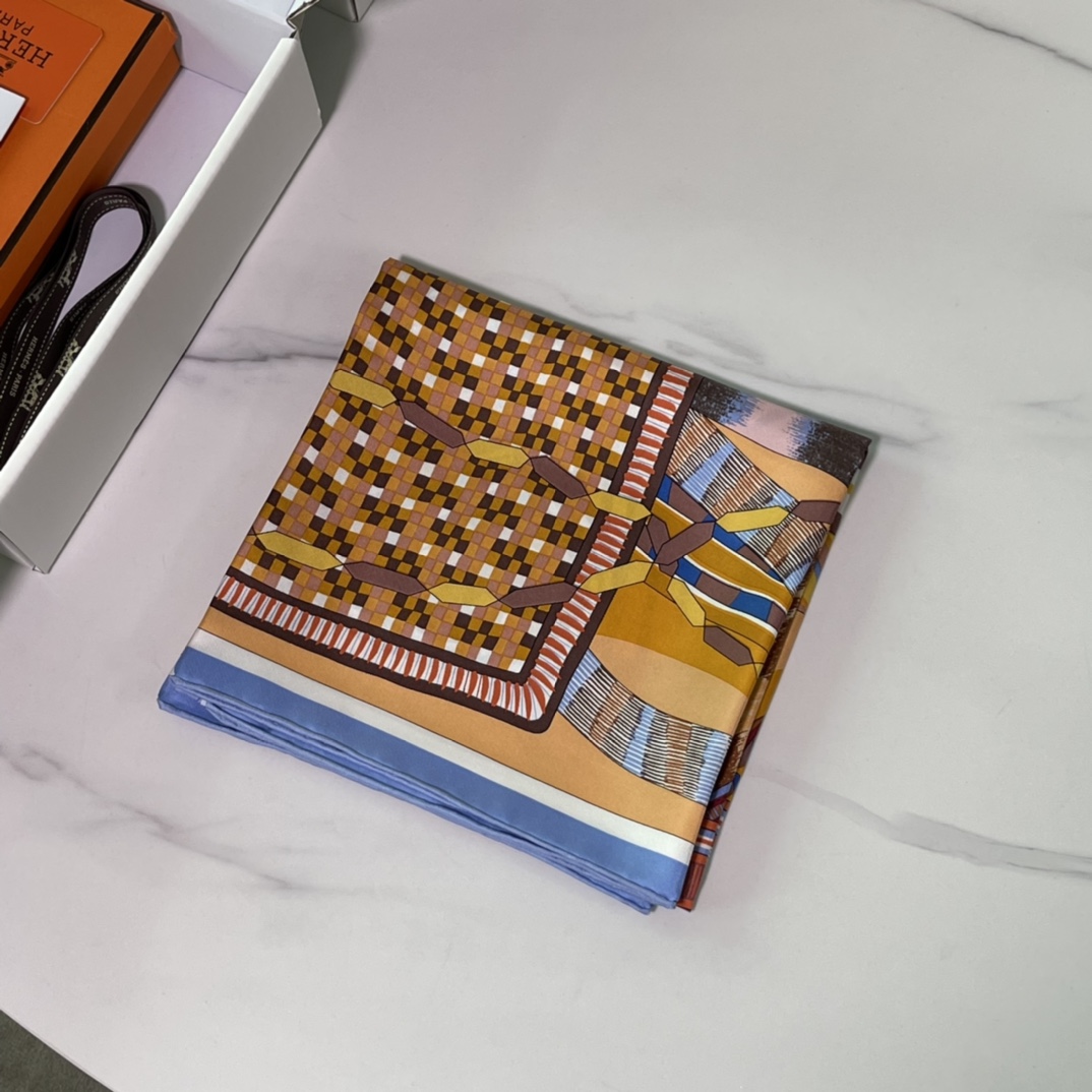Hermes 新品《幻想中的马鞍》90厘米方巾  手工卷边斜纹真丝方巾（100%桑蚕丝）