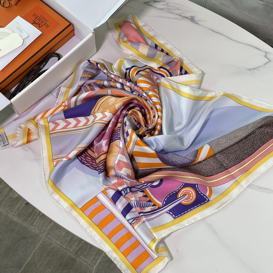 Hermes 新品《幻想中的马鞍》90厘米方巾  手工卷边斜纹真丝方巾（100%桑蚕丝）