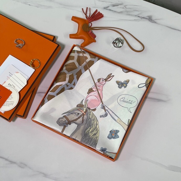 Hermes 新品 2022 早春真丝方巾 90*90cm 纯手工包边 100%真丝