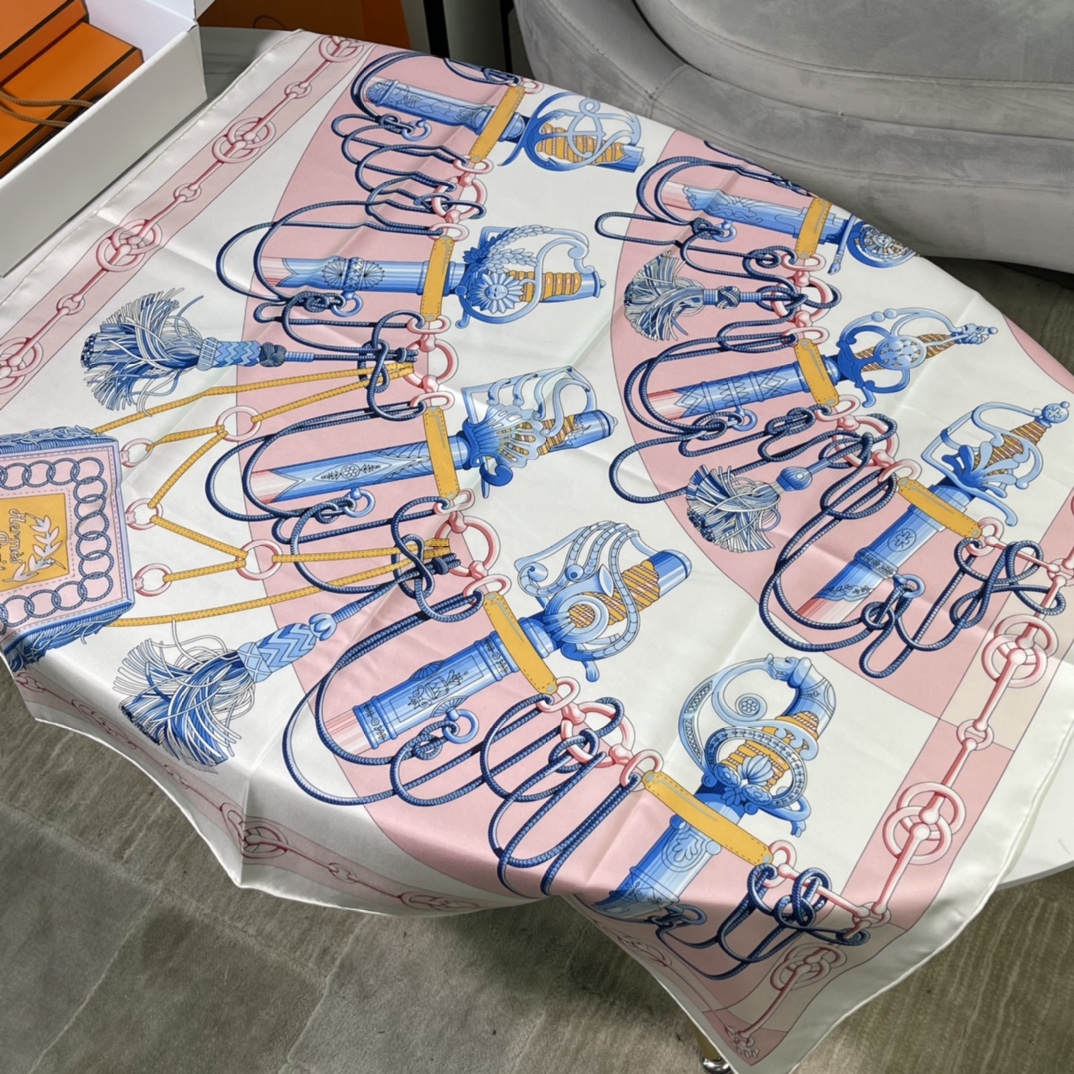 2022新款“军刀进行曲”经典再现！ 工艺:手工卷边斜纹真丝方巾 材质:100%桑蚕丝 尺寸:90x90