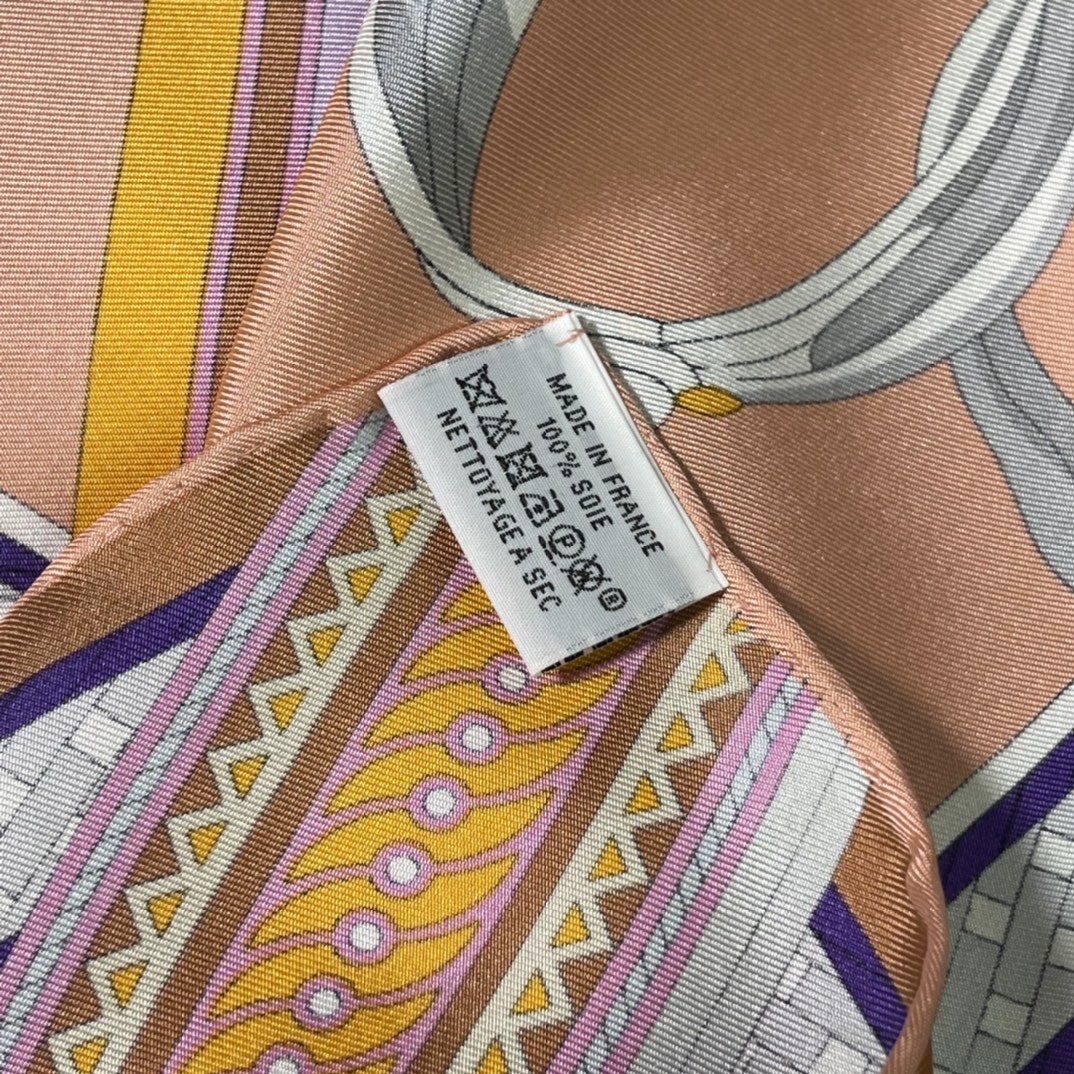 Hermes 新品 2022新款. “马镫竞赛”主题水洗方巾 90*90cm 纯手工包边 100%真丝