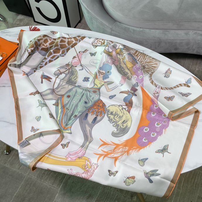 Hermes 新品 2022 早春真丝方巾 90*90cm 纯手工包边 100%真丝