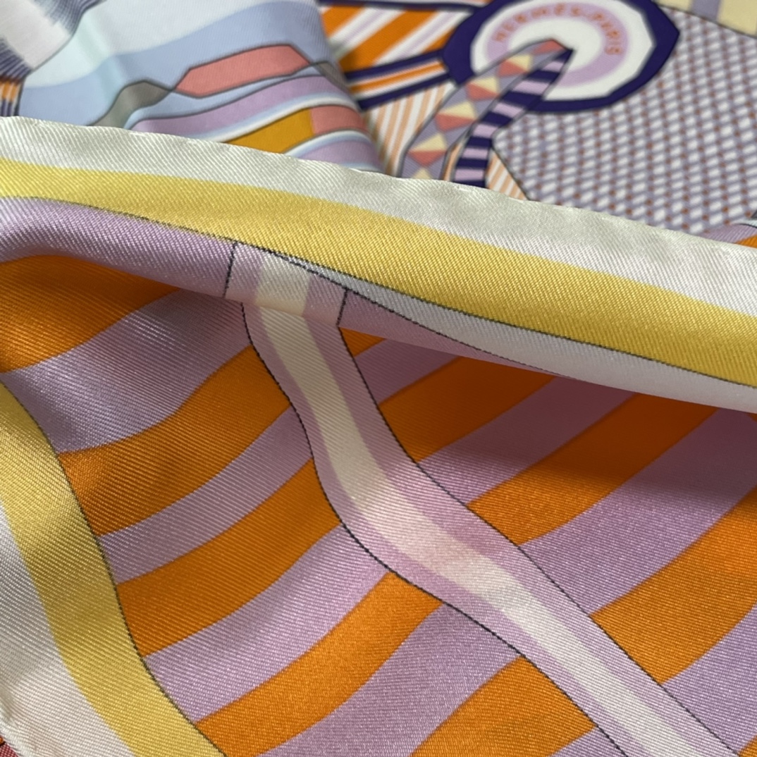 Hermes 新品《幻想中的马鞍》90厘米方巾 手工卷边斜纹真丝方巾(100%桑蚕丝)-铂金女王 Hermes 新品《幻想中的马鞍》90厘米方巾 手工卷边斜纹真丝方巾(100%桑蚕丝)