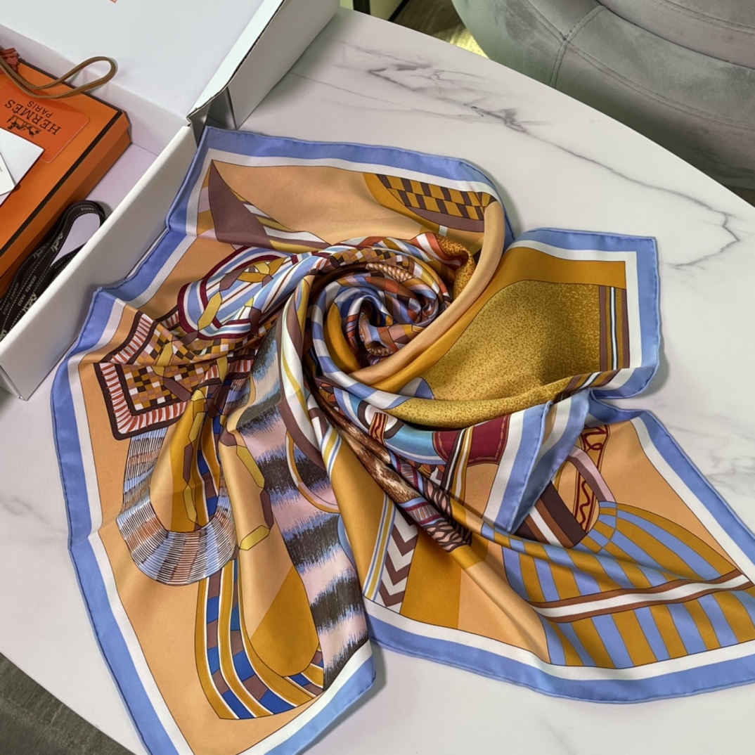 Hermes 新品《幻想中的马鞍》90厘米方巾  手工卷边斜纹真丝方巾（100%桑蚕丝）