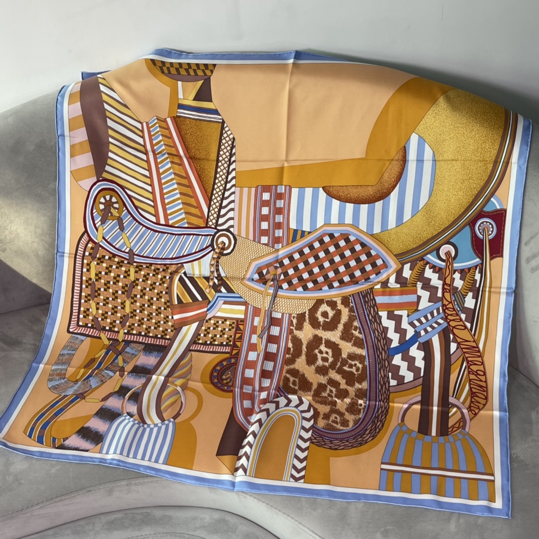 Hermes 新品《幻想中的马鞍》90厘米方巾  手工卷边斜纹真丝方巾（100%桑蚕丝）