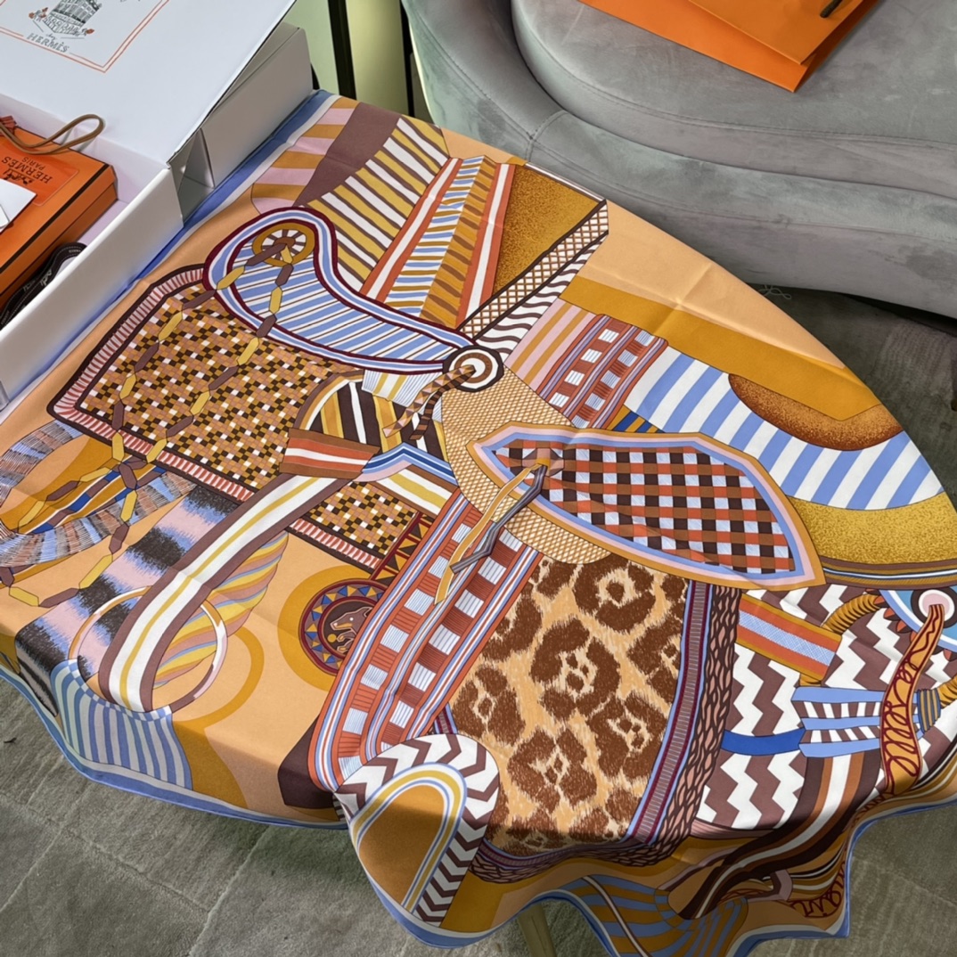 Hermes 新品《幻想中的马鞍》90厘米方巾  手工卷边斜纹真丝方巾（100%桑蚕丝）