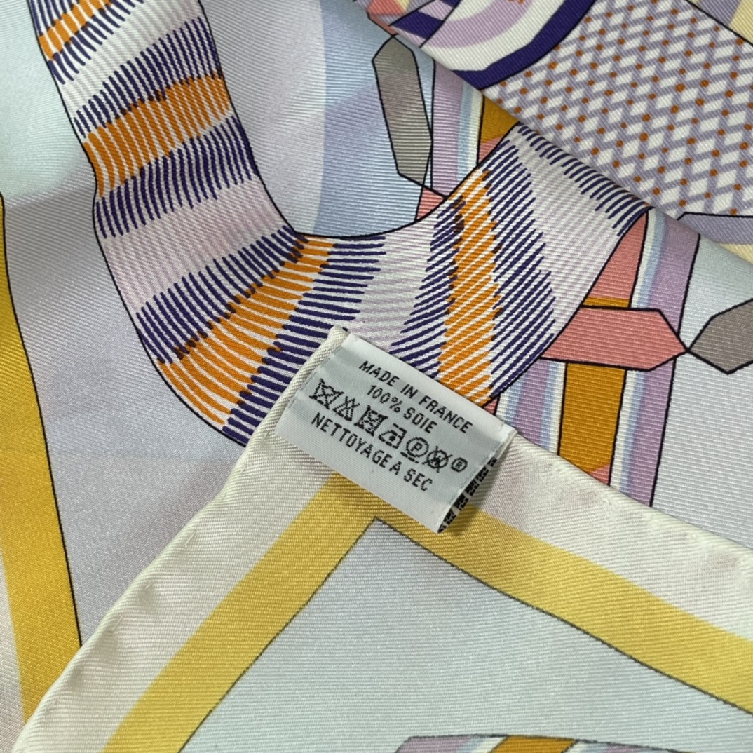 Hermes 新品《幻想中的马鞍》90厘米方巾  手工卷边斜纹真丝方巾（100%桑蚕丝）