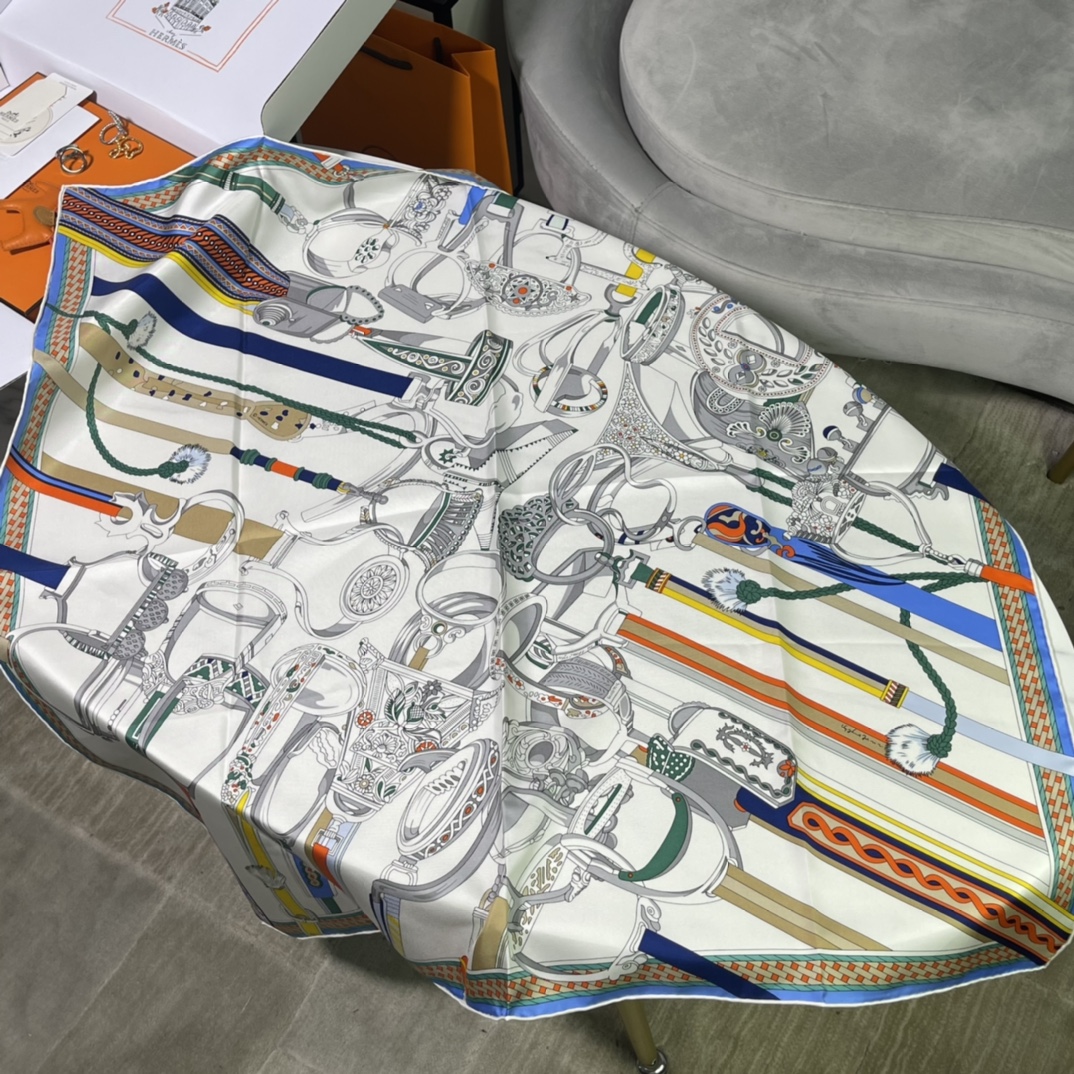 Hermes 新品 2022新款. “马镫竞赛”主题水洗方巾 90*90cm 纯手工包边 100%真丝