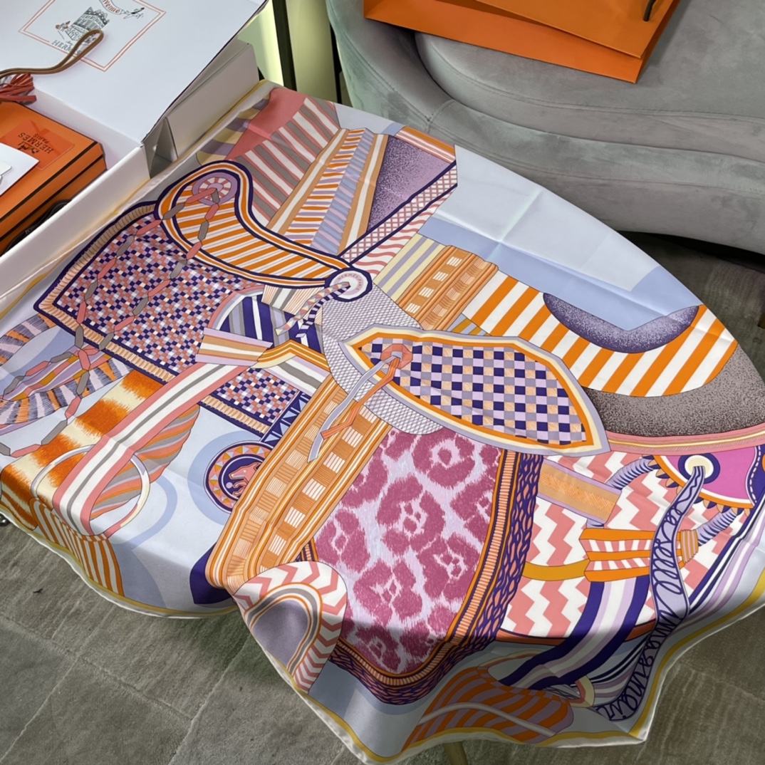 Hermes 新品《幻想中的马鞍》90厘米方巾  手工卷边斜纹真丝方巾（100%桑蚕丝）