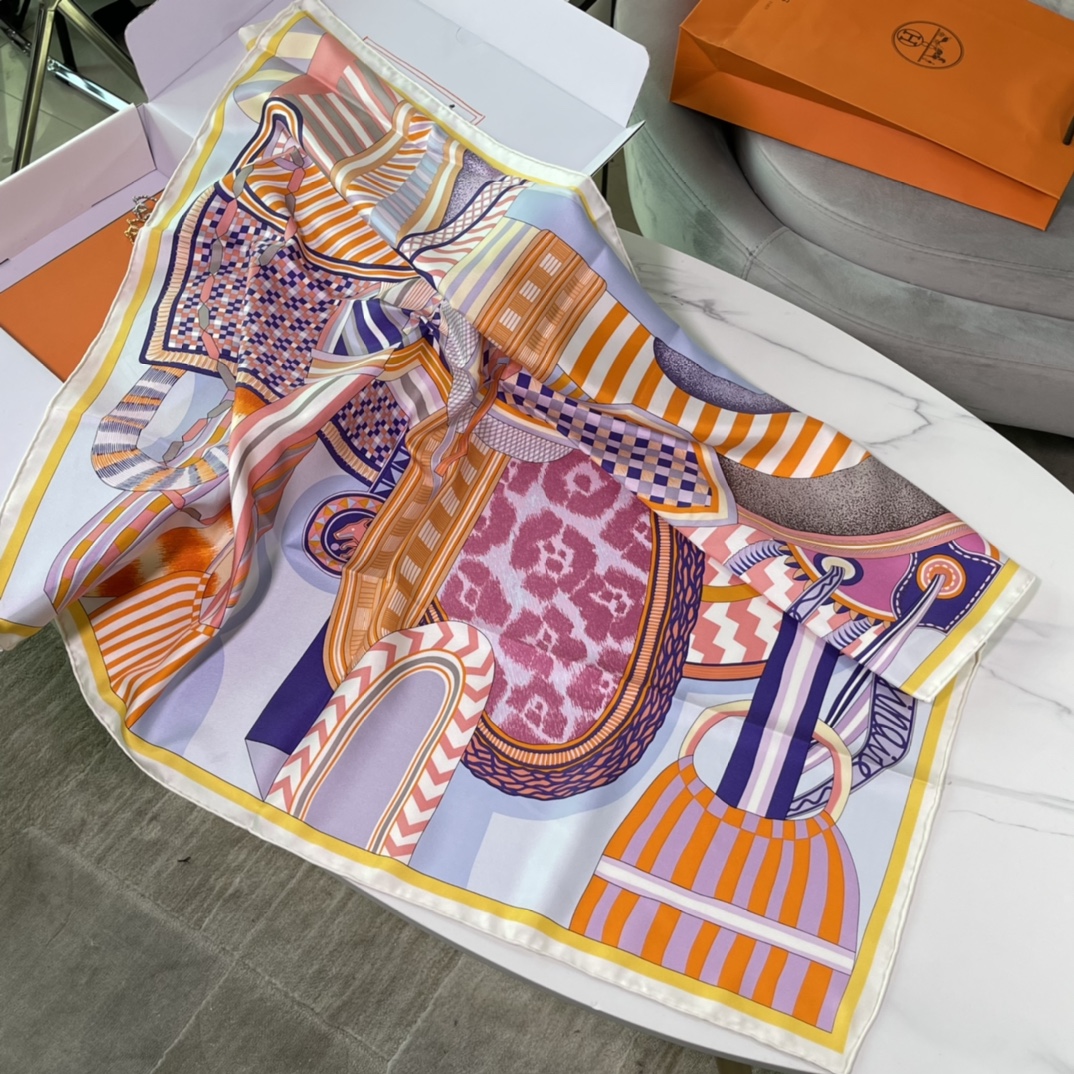 Hermes 新品《幻想中的马鞍》90厘米方巾  手工卷边斜纹真丝方巾（100%桑蚕丝）