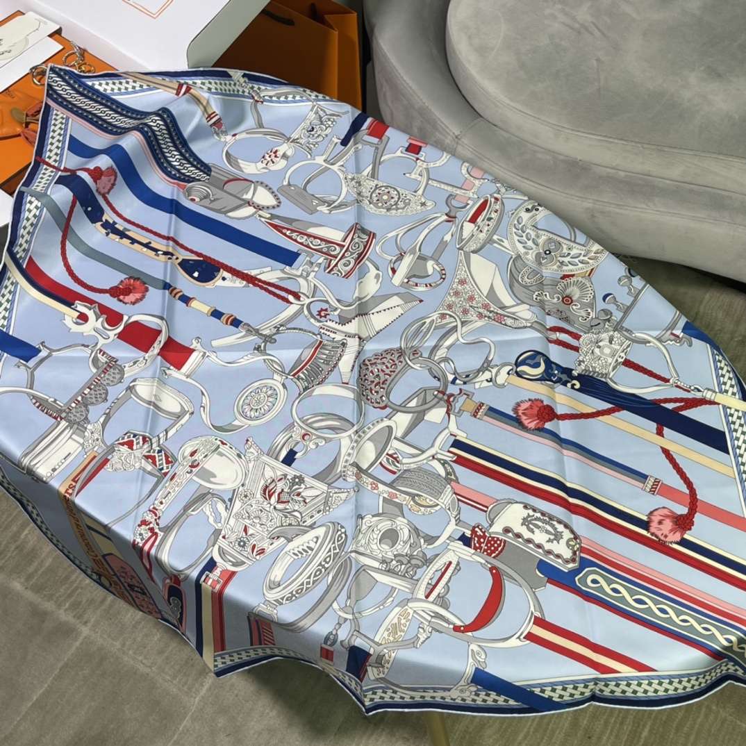 Hermes 新品 2022新款. “马镫竞赛”主题水洗方巾 90*90cm 纯手工包边 100%真丝