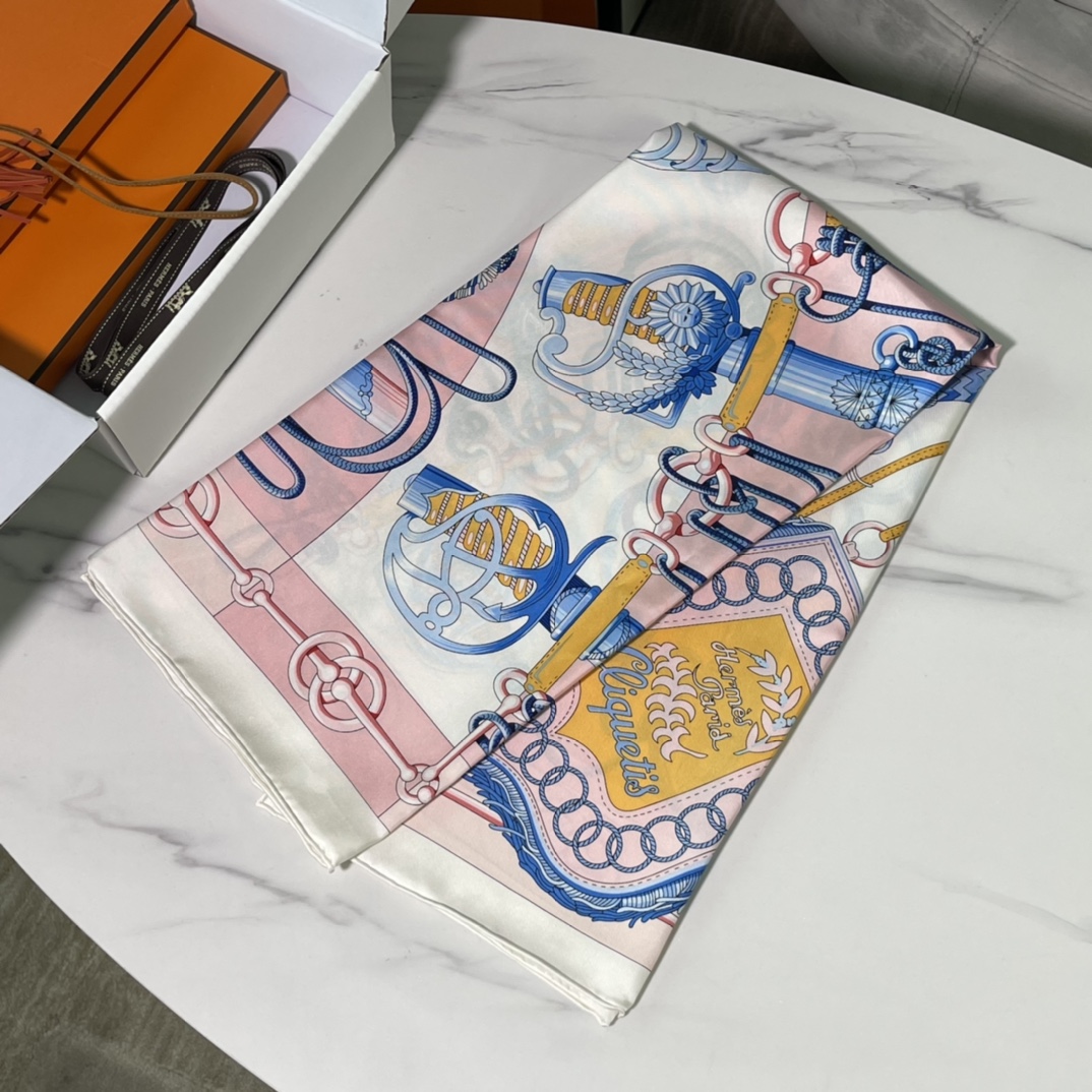 2022新款“军刀进行曲”经典再现！ 工艺:手工卷边斜纹真丝方巾 材质:100%桑蚕丝 尺寸:90x90